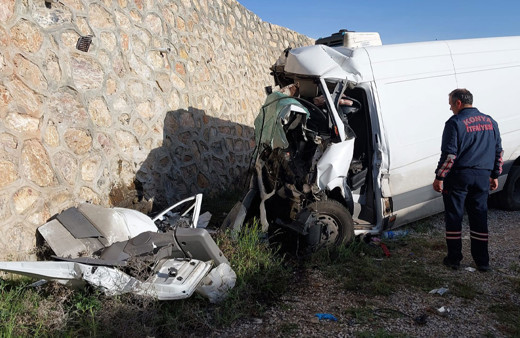 Konya'da yoldan çıkan minibüs duvara çarptı: 1 kişi öldü!