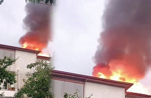 Sakarya'da korku dolay anlar! Yıldırım evin çatısına düştü