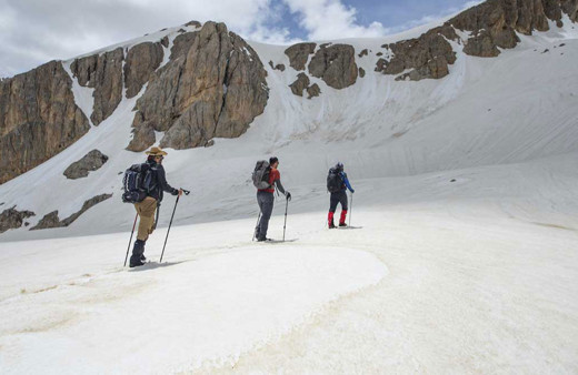 Tunceli'nin zirvelerinde kar ve bahar bir arada