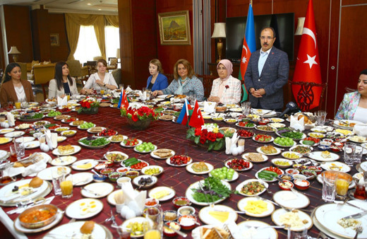 Dünya Kahvaltı Günü'nde Azerbaycan'da Türk kahvaltısı tanıtıldı