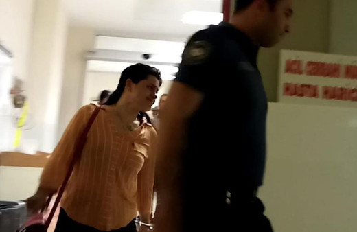 Öfkeli kadın dehşet saçtı! Ayrılmak isteyen sevgilisini bıçakladı