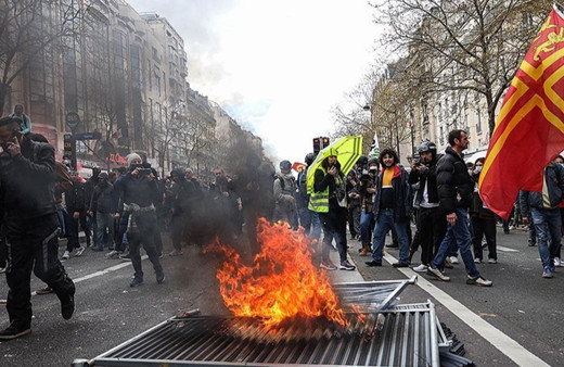 Fransa'da emeklilik yaşı resmen 64'e yükseldi