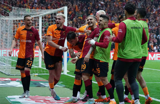 Derbiyi kazanan şampiyon Galatasaray 32 yıl sonra bir ilke imza attı!