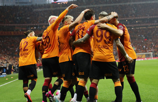 Şampiyon derbide çoştu! Galatasaray evinde Fenerbahçe'yi farklı geçti