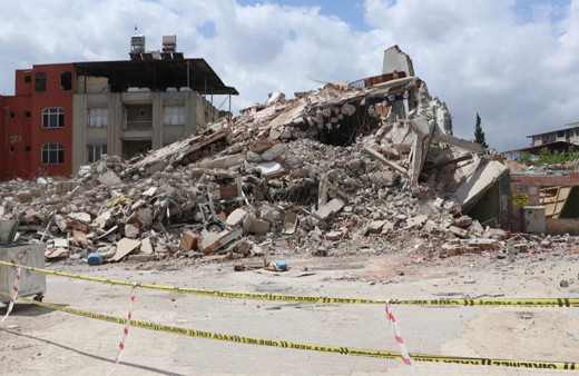 Hatay'da ağır hasarlı 4 katlı bina kendiliğinden çöktü