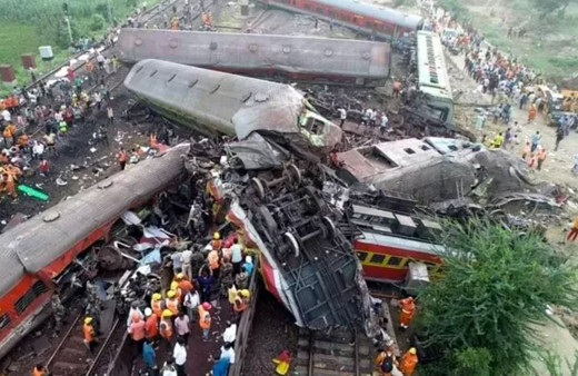 Hindistan'da tren kazasında en az 288 kişi öldü