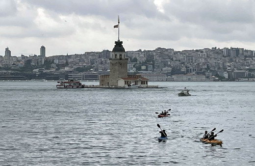 Dalgıçlar Kız Kulesi'nin çevresinde dip temizliği yaptığı