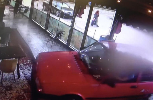 Faciaya ramak kaldı! Kontrolden çıktı, balık lokantasına daldı: O anlar kamerada