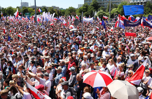 Polonya'da halk, "son yılların en büyük siyasi protestosu" için bir araya geldi