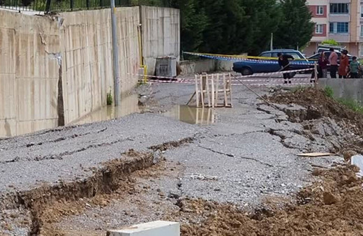 Samsun'da toprak kayması meydana gelen yol kapatıldı