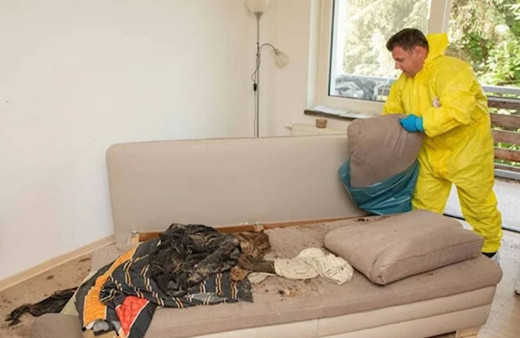 Evinde ölen adamı 1,5 yıl sonra farkettiler!