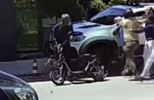 Antalya'da sürücüler kavga ederken motosiklet böyle çalındı!