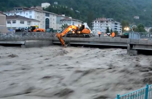 Aşırı yağış nedeniyle okullar tatil edildi! Alt katlarda oturanlara 'terk edin' çağrısı