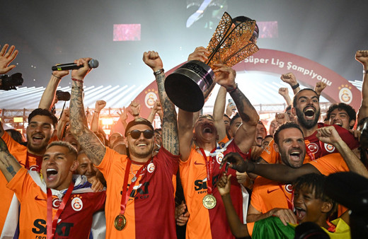 Şampiyon Galatasaray kupasına kavuştu! Görkemli kupa töreninden renkli görüntüler