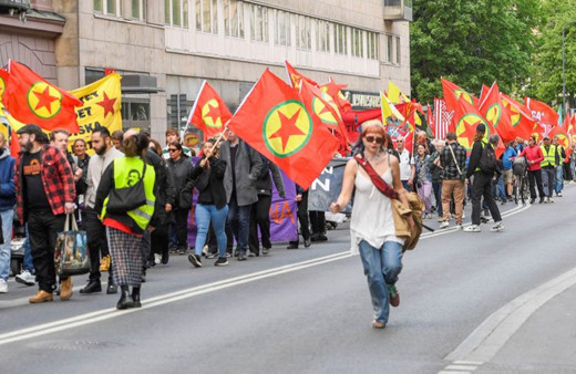 İsveç’te PKK paçavralarıyla Türkiye’yi protesto ettiler!