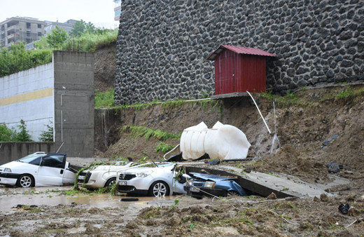 Samsun'da sağanak yağış duvarı çökertti! Araçlar kağıt gibi ezildi zarar büyük!