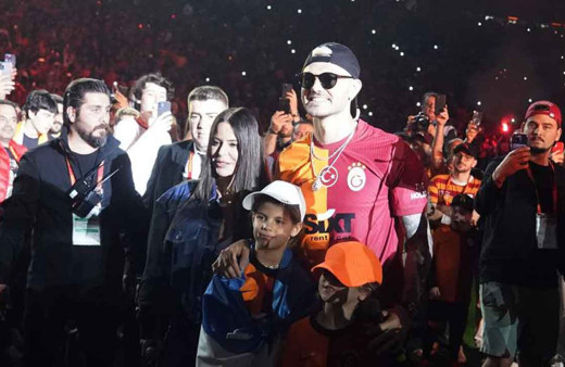 Mauro Icardi ve Simge Sağın buluştu: Kupa törenine damga vuran 'Aşkın Olayım' düeti!