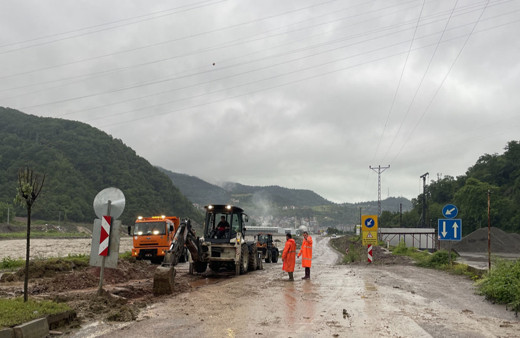 Sinop'ta sağanak su baskınlarına neden oldu