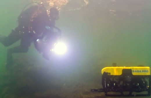 Dalgıçlar Van Gölü'nde su altı robotuyla temizlik yaptı