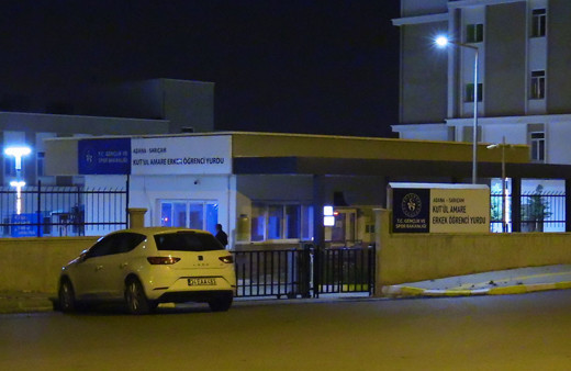 Adana'da erkek öğrenci yurdunun bahçesinde güvenlik görevlisi bıçaklanarak öldürüldü