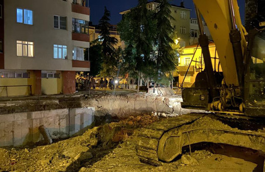 Temeli kazılan inşaatta toprak kayması: Tedbir amacıyla 6 katlı bina boşaltıldı! Mahalleli sokağa döküldü...