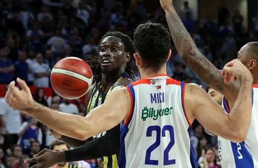 Anadolu Efes sahasında Fenerbahçe'yi yendi