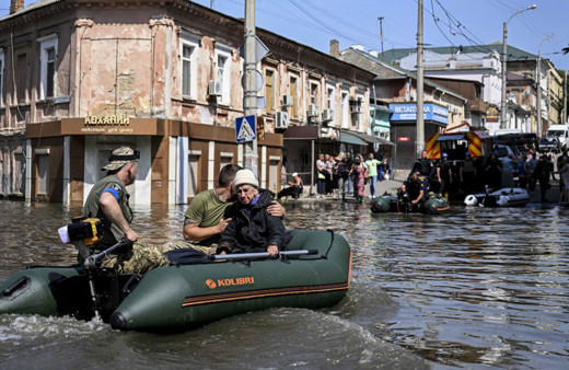 Şehir su altında kaldı! Rusya Ukrayna'daki Kahovka Barajı'nı yıkmıştı!