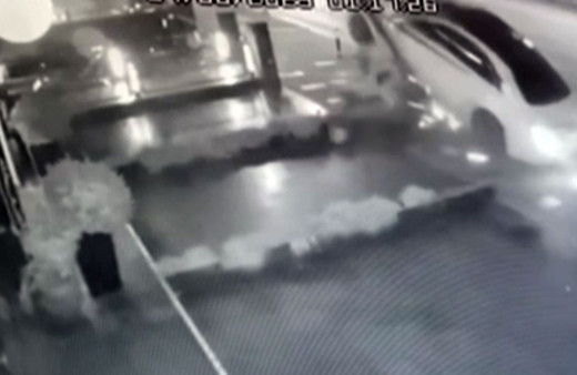 Kadıköy'de otomobil ağaca çarptı! O anlar güvenlik kamerasında