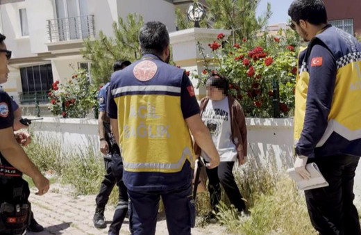 Aksaray'da intihar girişimi! Kendinden geçen kadın zor anlar yaşattı: Polise bıçakla, gazetecilere taşla saldırdı!