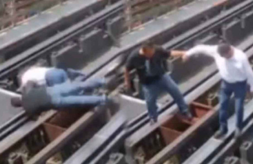 Meksika'da feci ölüm! Metro raylarına düşen görevli böyle elektrik akımına kapıldı