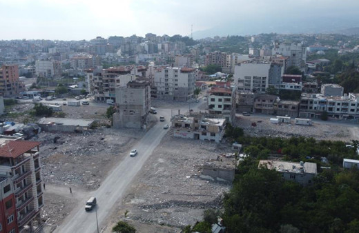 Depremin vurduğu Samandağ'da binaların yerini boş meydanlar aldı!