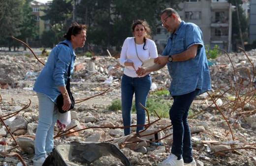 Almanya’dan geldiler, baba ocağının enkazında hatıra aradılar