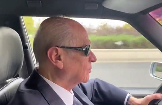 Devlet Bahçeli, arabasında Ferdi Tayfur dinledi! O şarkının sözleri çok dikkat çekti