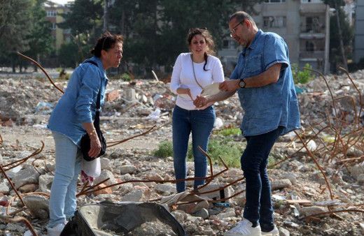 Almanya’dan baba ocağı Hatay'a geldiler! Evlerinin enkazında hatıra aradılar: Bakın ne buldular!