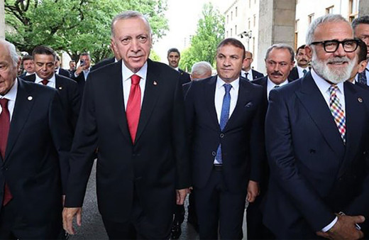 AK Parti Grup Başkanvekili Bahadır Yenişehirlioğlu kaza geçirdi! Yola çıkan kurbanlığa çarpıp şarampole uçtu