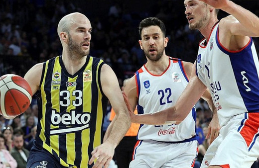 A.Efes-Fenerbahçe maçının hakemi Aytuğ Ekti, kariyerini sonlandırdığını duyurdu!