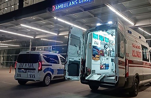 Hayırsız evlat kız arkadaşını eve almayan annesini döverek hastanelik etti