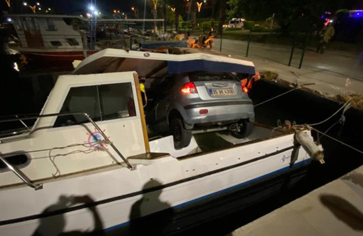 İzmir'de ilginç kaza: Alkollü sürücü tekne üzerine düştü