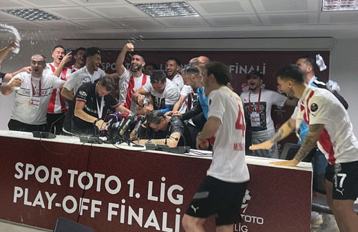 Pendikspor takımından basın toplantısında sulu kutlama