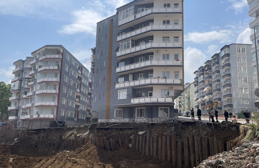 Samsun'da temel kazısında toprak kayması! 6 katlı apartman boşaltıldı!