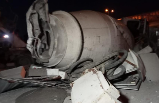 İzmir'de beton mikseri, metro inşaat alanına uçtu: Sürücü hayatını kaybetti