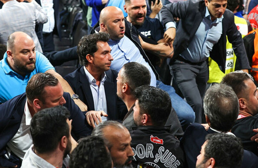 Anadolu Efes'in Fenerbahçe'yi yendiği karşılaşmanın ardından kavga çıktı