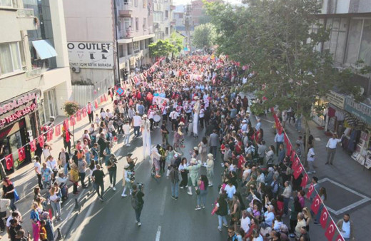 Kiraz Festivali'nde tarihi kortej: On binler caddeyi doldurdu