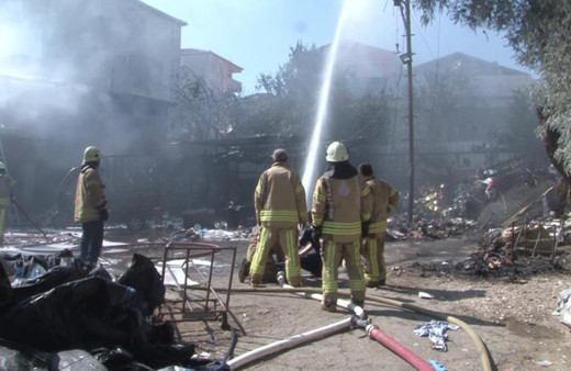 Pendik’te hurda deposunda yangın: Malzemeler alev alev yandı, patlama sesleri duyuldu!
