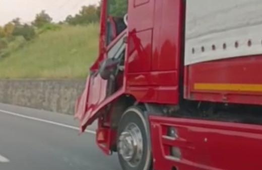 Tırın kapısını emniyet kemeriyle bağlayarak yolculuk yaptı... O anlar kamerada