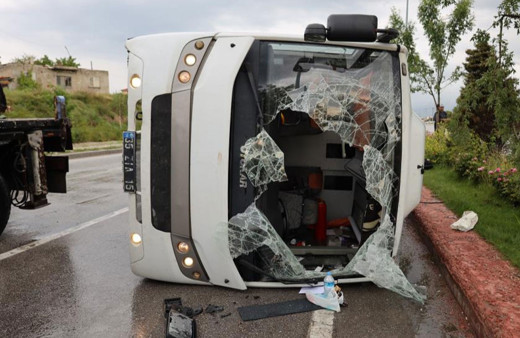 Afyonkarahisar'da jandarma aracı devrildi: 5 yaralı!