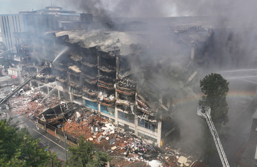 İstanbul Başakşehir'de çıkan fabrika yangını hâlâ sürüyor!