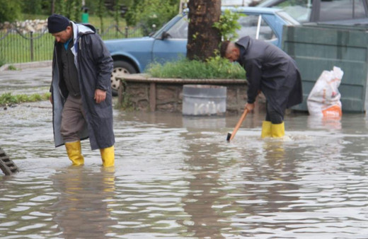 Konya'da sağanak yağış caddeleri göle çevirdi