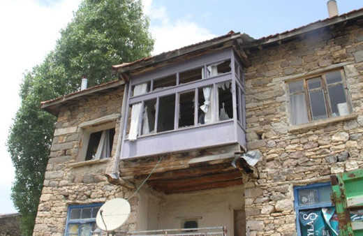 Konya'da kahvaltı yapan ailenin evine yıldırım düştü! Ortalık savaş alanına döndü inanılmaz görüntüler