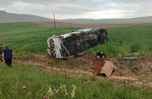Sivas'ta minibüs tarlaya uçtu: 13 yaralı